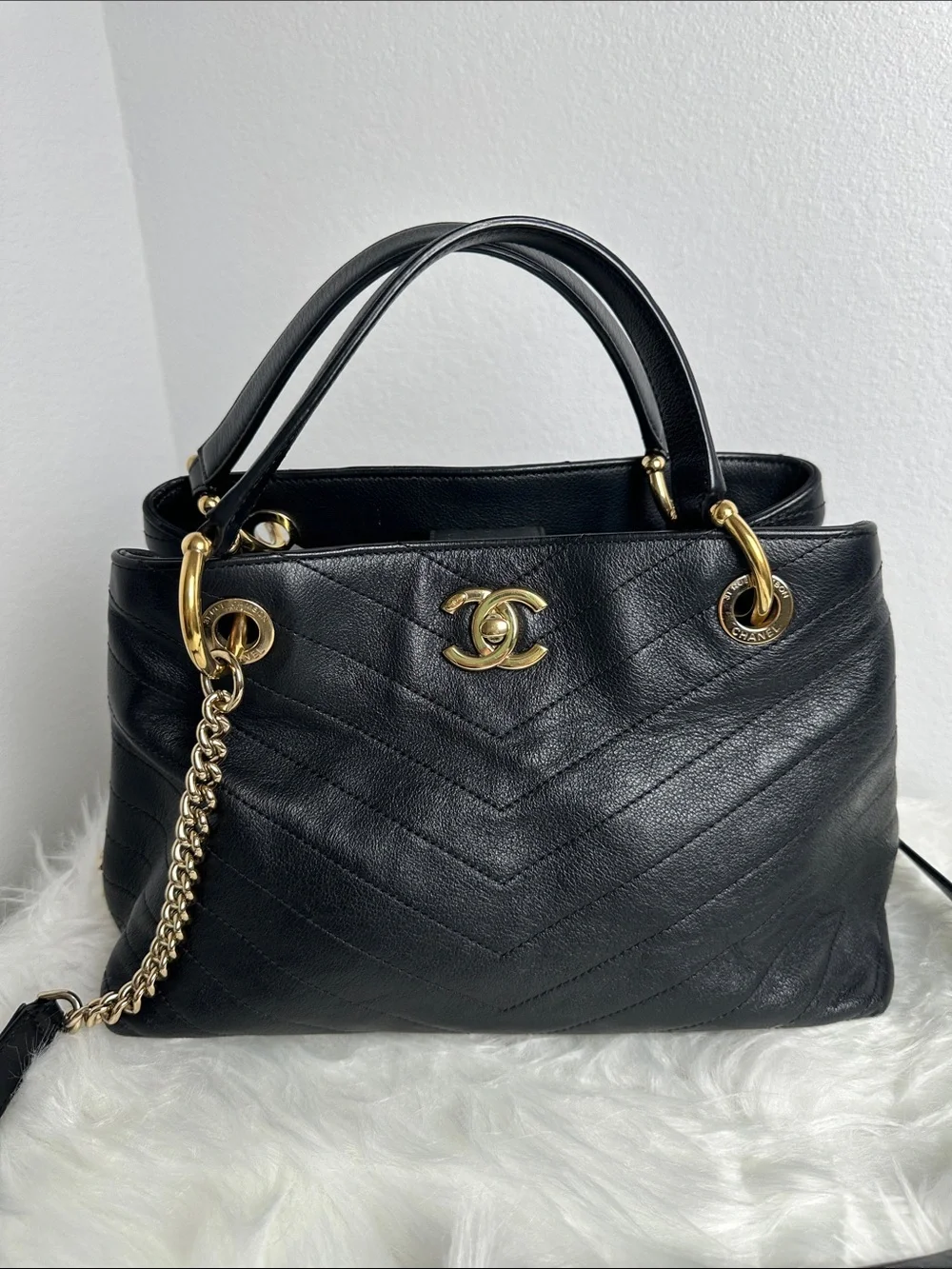 💯Authentic Chanel Chevron Quilted Shoulder Bag – Black Leather & Gold Hardware🍀